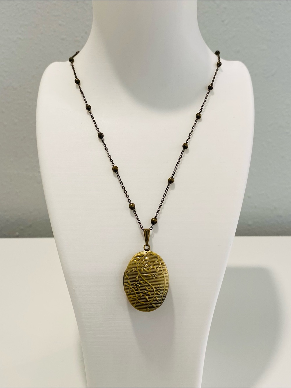 Oval Floral Photo Locket Necklace Bronze Color Victorian Style Beaded Chain